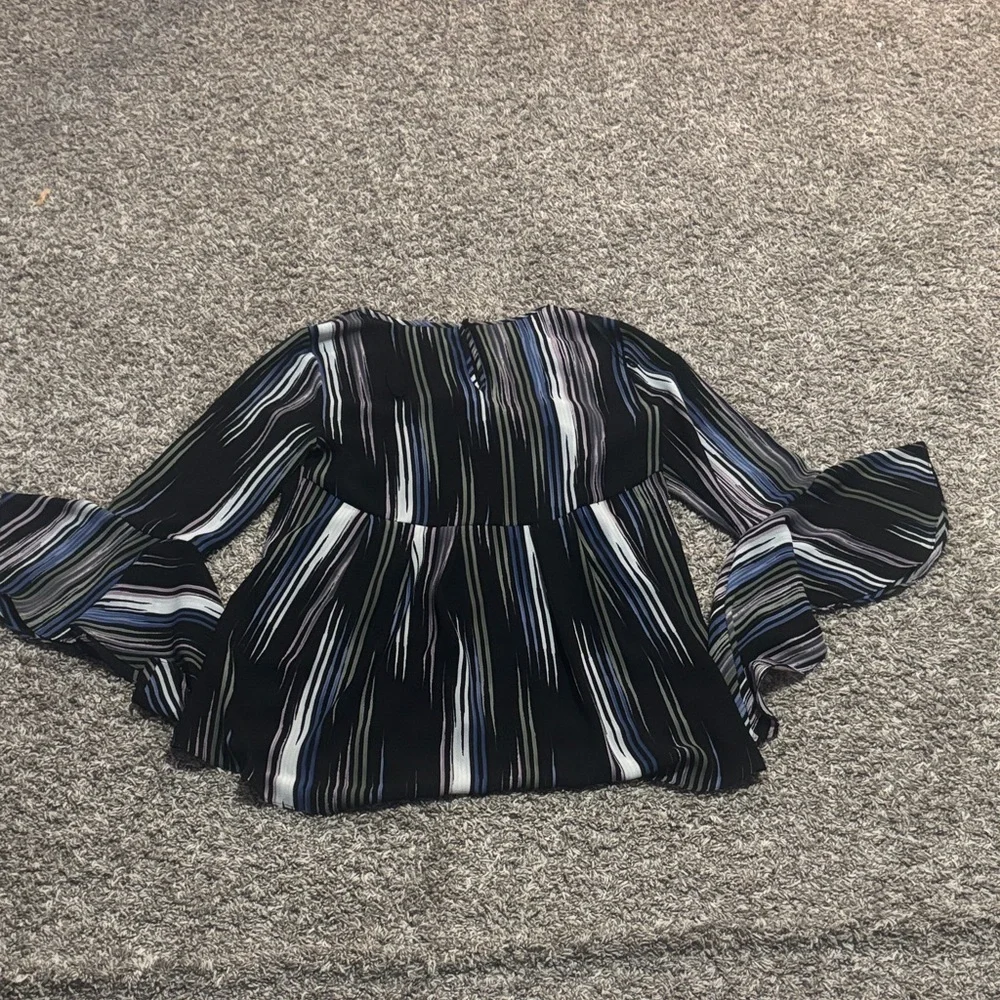 Ruffle Vince Camuto Elegant Black and White/Blue and Striped Women's Top - Picture 7 of 7
